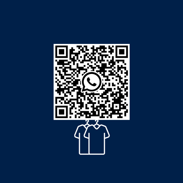 Ein QR-Code mit dem WhatsApp-Logo in der Mitte, darunter zwei stilisierte Hemden auf Kleiderbügeln, auf dunkelblauem Hintergrund.