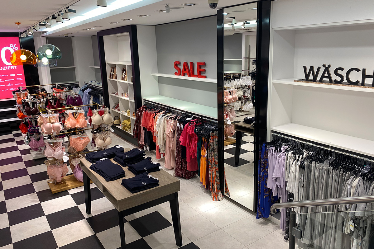 Das P&C Markenoutlet in Bremen mit Regalen mit Damenunterwäsche, verschiedenen Kleidungsstücken, Nachtwäsche und Accessoires.
