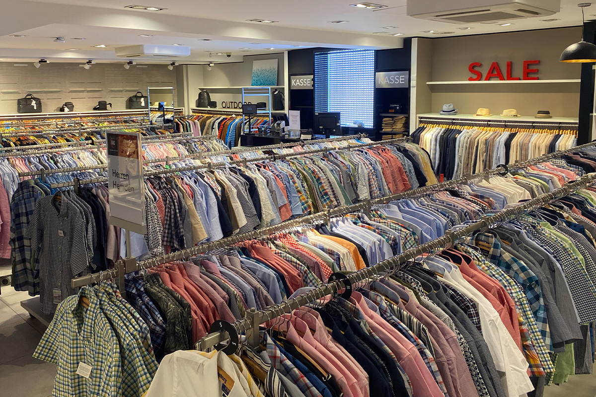 Das P&C Markenoutlet in Bremen mit mehreren Reihen von Herrenhemden in verschiedenen Farben und Mustern.