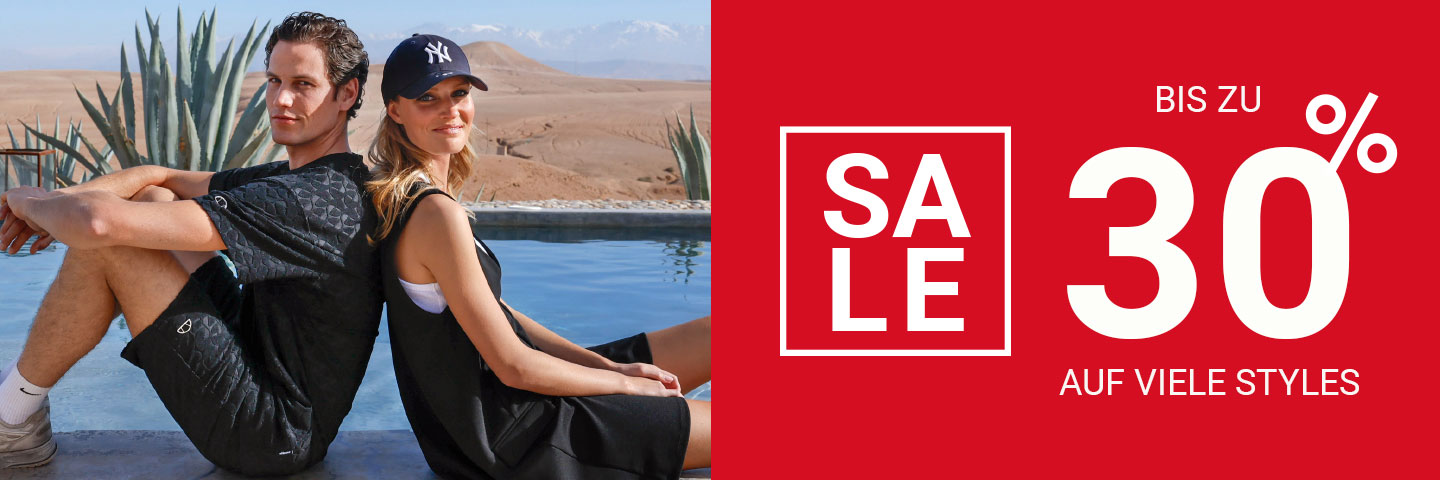 Zwei Personen sitzen Rücken an Rücken an einem Pool in einer Wüstenlandschaft; rechts steht in einem roten Bereich "SALE BIS ZU 30% AUF VIELE STYLES".